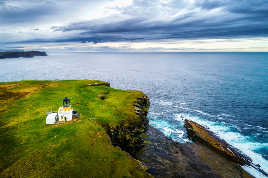 Brough of Birsay näyttää kuin se olisi maailman laidalla. Kuva: © Rphstock | Dreamstime.com