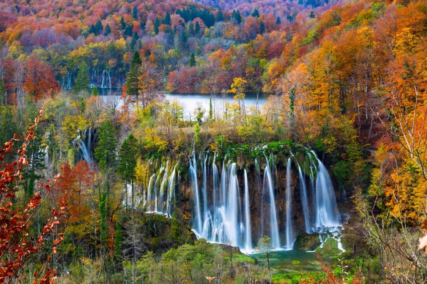 Syksy on loistava aika vierailla Plitvicen kansallispuistossa paitsi ruskan, myös turistiryysiksen rauhoittumisen vuoksi. Kuva: © Fesus Robert | Dreamstime.com