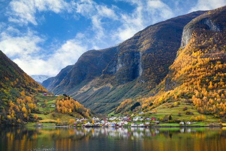 Kaunis syysruska Undredalin kylässä Norjassa. Kuva: © Niphon Sangwanmanon | Dreamstime.com