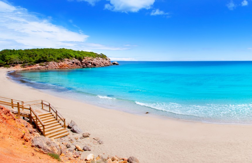 Espanjassa hiekkarantoja riittää kilometritolkulla. Tässä kuvassa Ibizan Cala Nova. Kuva: © Lunamarina | Dreamstime.com