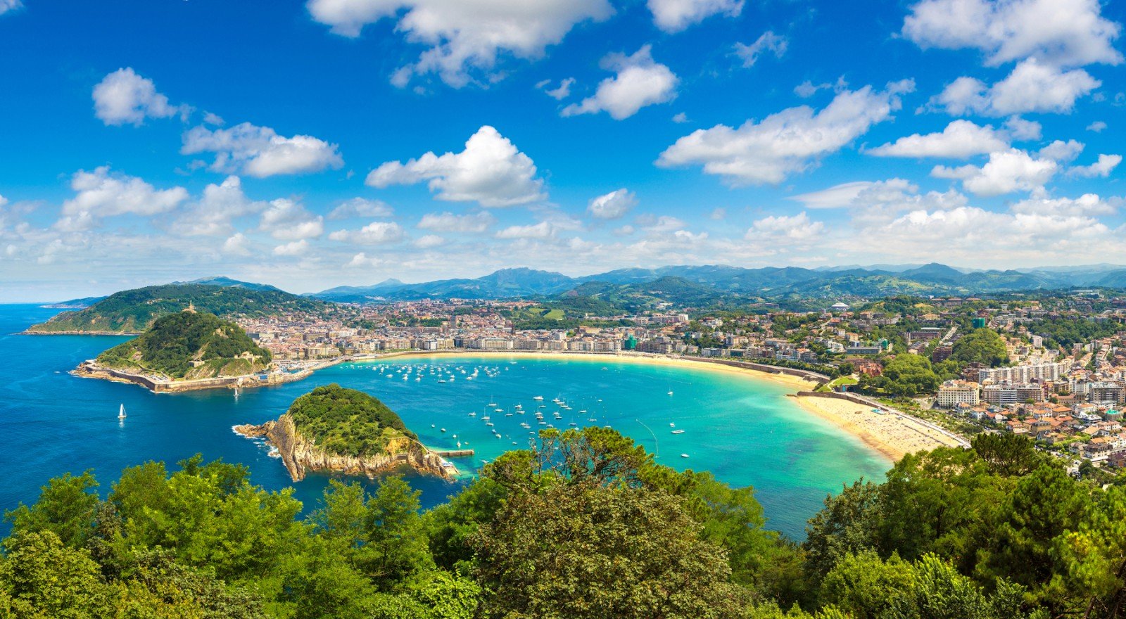 Valitsimme kohteen Espanjasta joka kuukaudelle. Kuvan San Sebastián on mainio valinta heinäkuussa! Kuva: © Sergii Figurnyi | Dreamstime.com
