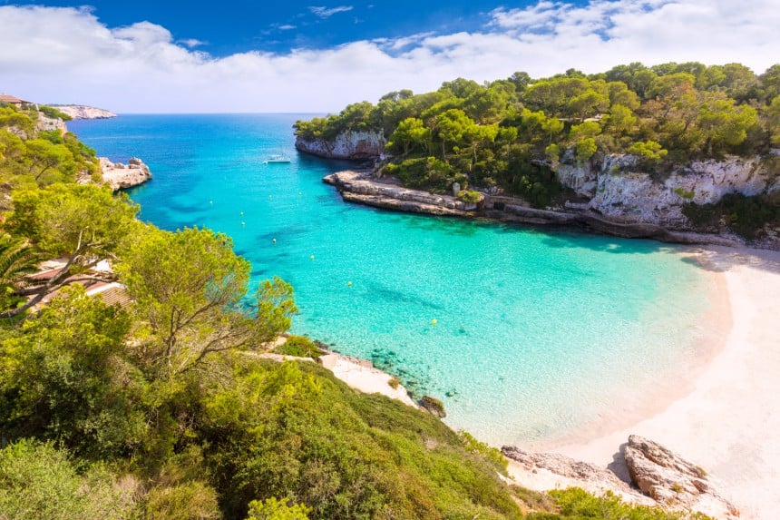 Cala Llombards on yksi pienistä Mallorcan rantapoukamista, jotka kesää kohti täytyvät auringonpalvojista. Kuva: © Lunamarina | Dreamstime.com