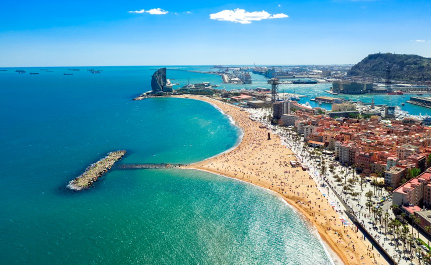 Kesäkuussa Barcelonassa voi yhdistää kaupunki- ja rantaloman. Kuva: © Shevdinovstudio | Dreamstime.com