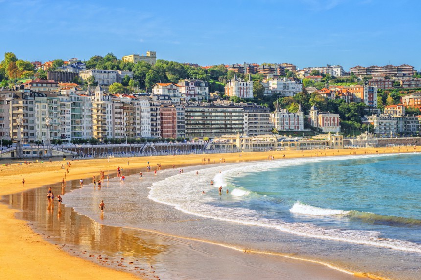 San Sebastiánin edustalla on kaksi kultahiekkaista rantaa, jotka ovat surffaajien suosiossa. Kuva: © Xantana | Dreamstime.com