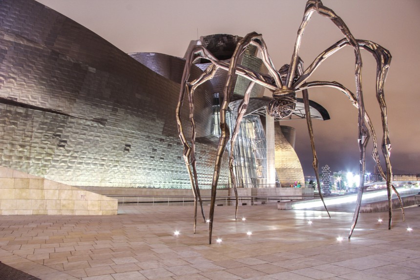 Guggenheim on yksi Bilbaon päänähtävyyksistä. Sen edustalla komeilee yli kymmenen metriä korkea pronssinen hämähäkkipatsas. Kuva: © Luca Barausse | Dreamstime.com