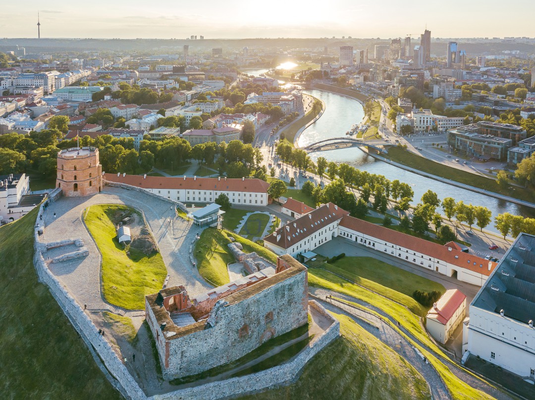 Vilnan kaunis vanhakaupunki on yksi Unescon maailmanperintökohteista. Gediminasin kukkula on hyvä paikka aloittaa historialliseen kaupunkiin tutustuminen. Kuva: Andrius Aleksandravičius