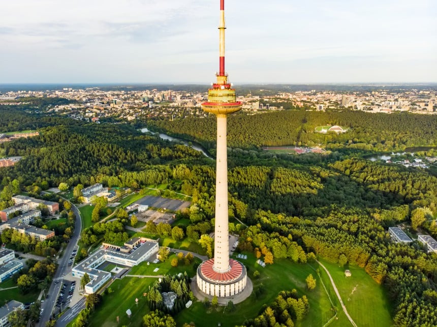 Vilnan TV-torni on Liettuan korkein rakennus. Ylhäällä tornissa sijaitsee Linnunrata-kahvila, josta avautuvat huimat maisemat. Kuva: MNStudio, Dreamstime.com