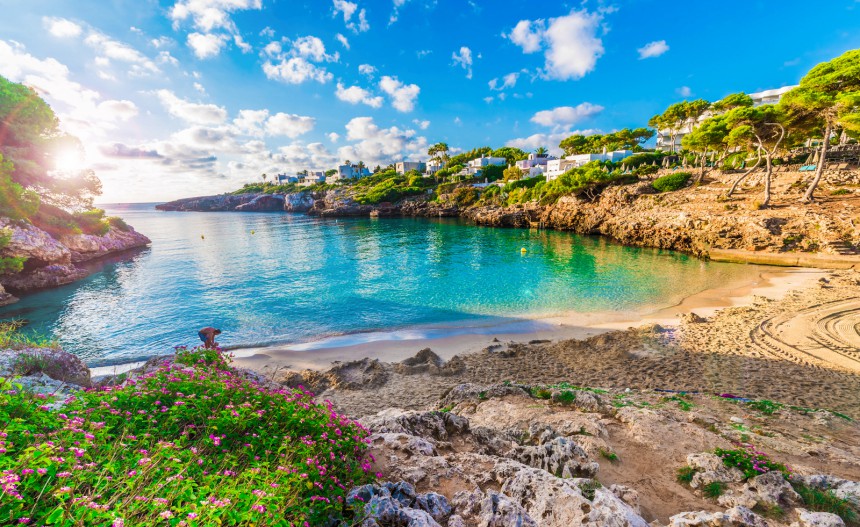 Mallorcan kauniit, pienet rantapoukamat saavuttaa parhaiten vuokraamalla auton. Kuvassa Cala Esmeralda. Kuva: Marius Dorin Balate | Dreamstime.com