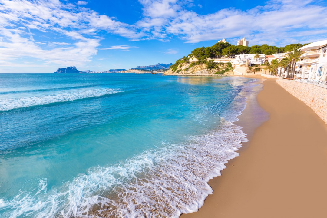 Espanjan lomalla on ihanaa upottaa varpaat rantahiekkaan. Kuva: Lunamarina | Dreamstime.com