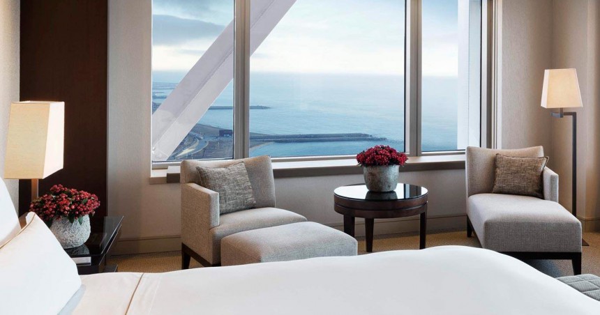 Hotellin huoneista avautuvat kauniit maisemat merelle tai kaupungin yli.  Kuva: Hotel Arts Barcelona