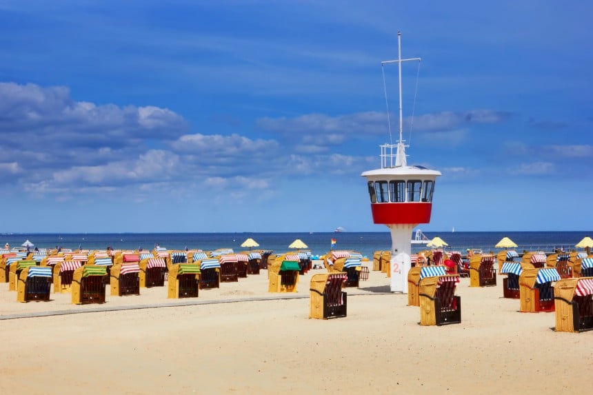 Travemünden edustalla on persoonallisilla aurinkotuoleilla varustettu hiekkaranta, jossa kannattaa kesämatkalla piipahtaa. Kuva:  Acnaleksy | Dreamstime.com