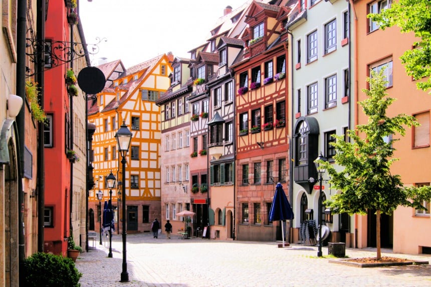 Omalla autolla matkatessa on vapaus valita juuri itselle mielenkiintoisimmat kohteet. Kuvassa historiallinen Nürnberg. Kuva: Jenifoto406 | Dreamstime.com