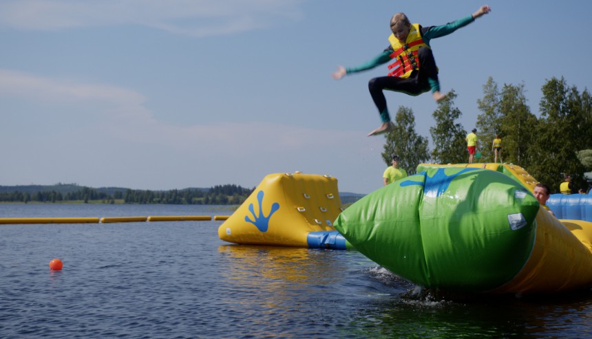 Peurungan Rantamaailma ja Vesipuisto tarjoilee mukavan ja aktiivisen kesäpäivän kaikille uimataitoisille vesipedoille. Kuva: Peurunka