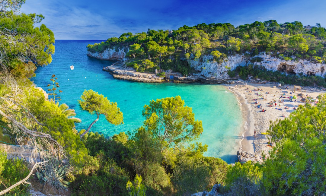 Mallorcalla on useita ihastuttavia rantapoukamia, jotka ovat keväisin väljempiä. Kuvassa Cala Llombards. Kuva: Dreamstime.com