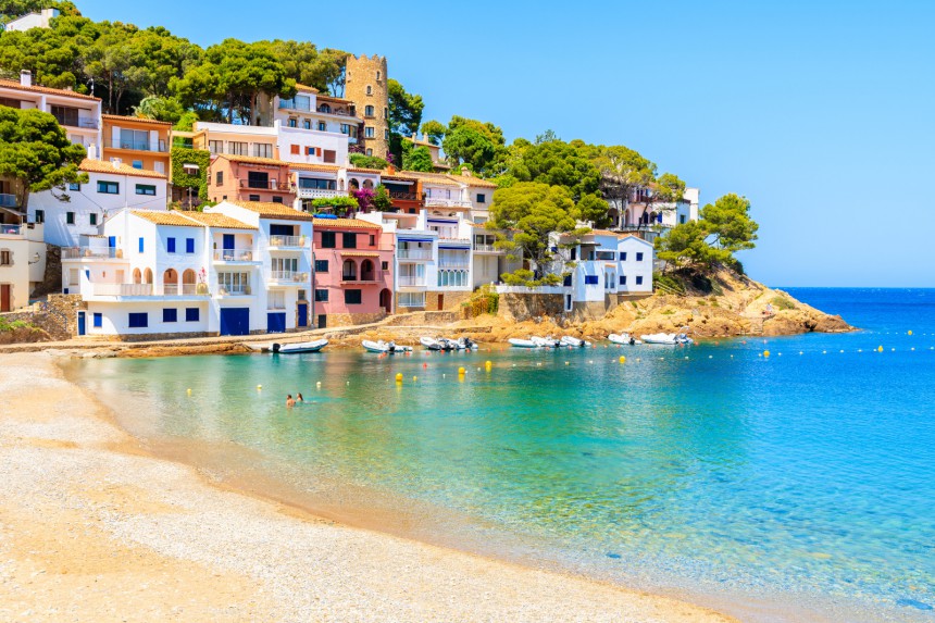 Sa Tunan kylä Costa Bravalla. Kuva: pkazmierczak | Adobe Stock