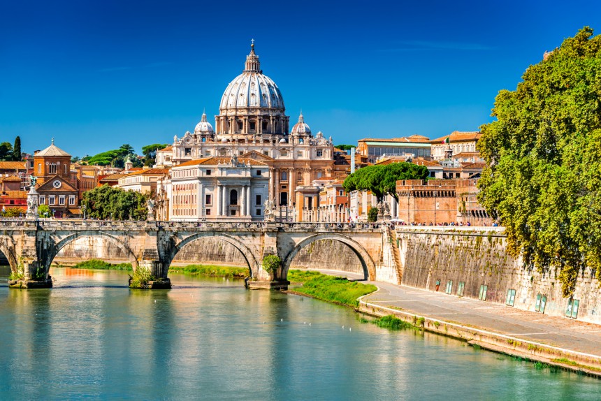 Vatikaanin kaupunkivaltio on yksi suosituimmista nähtävyyksistä Rooman matkalla. Kuva: ecstk22 | Adobe Stock