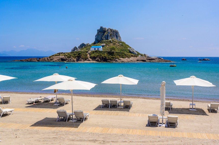 Agios Stefanos -ranta, jonka edustalla pieni Kastrin saari. Kuva: Simon Dannhauer | Adobe Stock