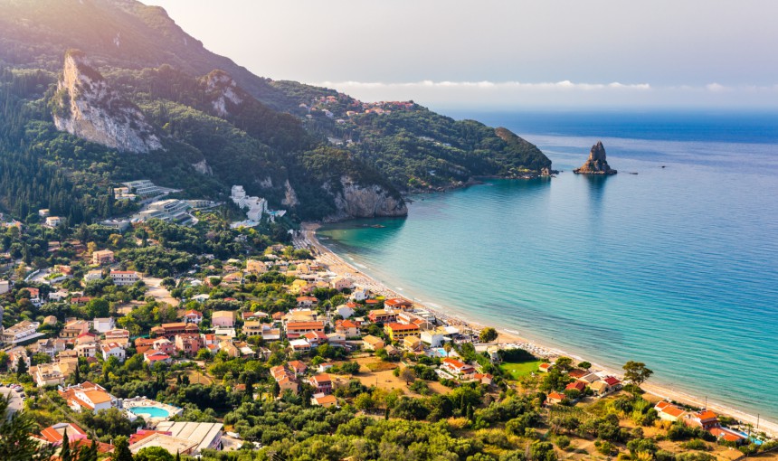 Vehreät kukkulat reunustavat Agios Gordiosin rantaa. Kuva: daliu | Adobe Stock