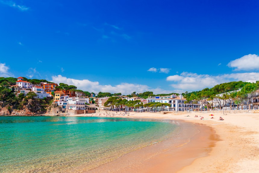 Llafranc on yksi Costa Bravan tunnetuimmista rantakylistä. Kuva: oleg_p_100 | Adobe Stock