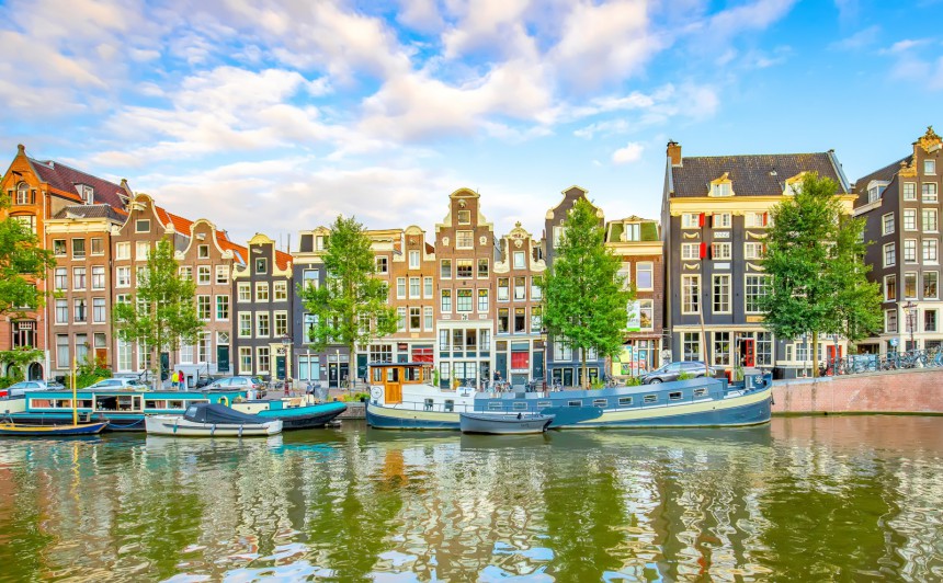 Piparkakkutaloja Singel-kanaalin varrella Amsterdamissa. Kuva: Arcady | Adobe Stock