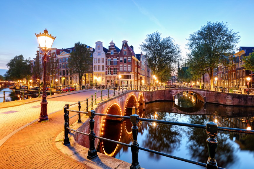 Amsterdamia on mukavaa ja helppoa kiertää pyöräillen. Kuva: TTstudio | Adobe Stock