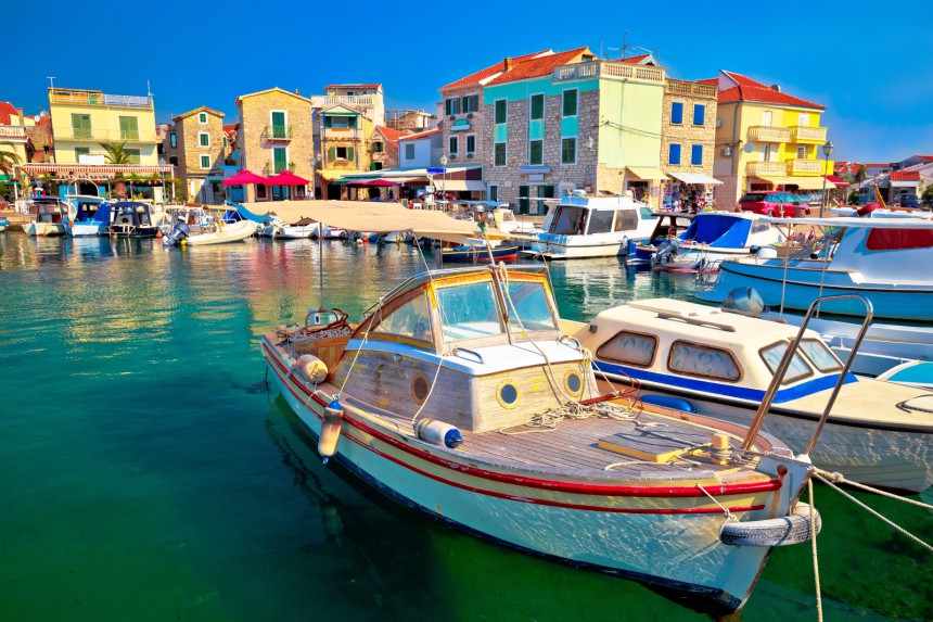 Vodice on herttainen rantakaupunki Kroatiassa. Syys-lokakuussakin lämpötila pysyttelee miellyttävästi yli 20 asteessa. Kuva: xbrchx | Adobe Stock
