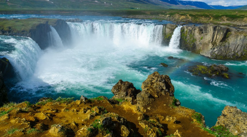 Islannin kaunis luonto kiehtoo ja houkuttelee turisteja.