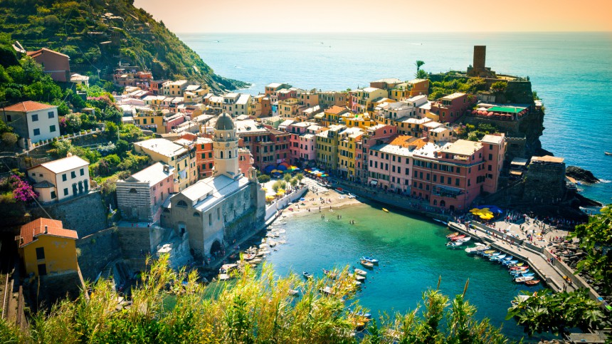 Italian viranomaiset ovat ilmoittaneet rajoittavansa Cinque Terren vuosittaista vierailijamäärää. Tavoite on vähentää turistivirtaa 2,5 miljoonasta 1,5 miljoonaan. Kuva: Dreamstime