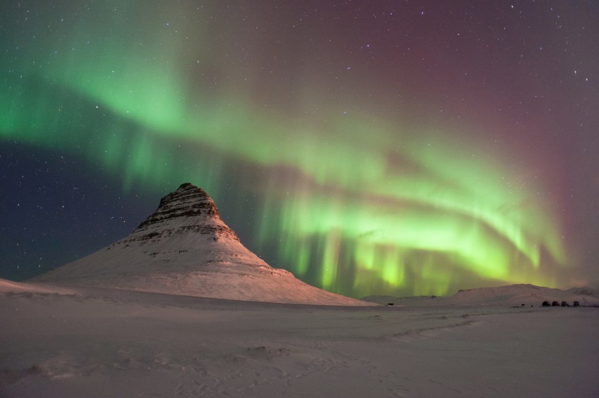 Revontulet houkuttelevat matkailijoita Islantiin ympäri maailmaa. Pysähdys Reykjavikissa onnistuu helposti vaikka Icelandairin muutaman päivän stop overilla.