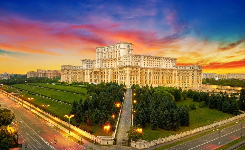 Romanian parlamenttipalatsi Bukarestissa on maailman suurin hallintorakennus.