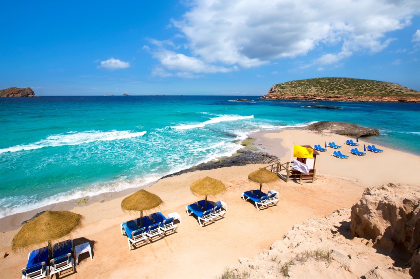 Ibiza tarjoaa syrjäisiä rantoja, lomakeitaita ja hotelleja sekä rentoa elämänmenoa. Kuvassa Cala Comten ranta.
