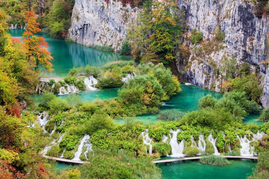 Unescon perintölistalle kuuluva Plitvice Lakes -kansallispuisto on Kroatian suosituimpia käyntikohteita. Kuva: © Artur Bogacki | Dreamstime.com
