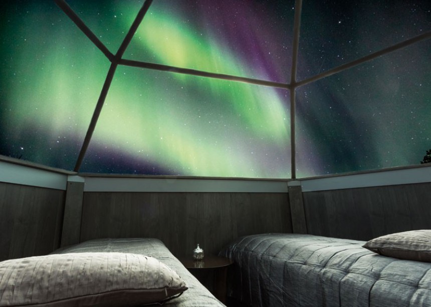 Arctic SnowHotelin lasikattoisista igluista pääsee ihailemaan revontulia ainutlaatuisella tavalla. Kuva: Arctic SnowHotel