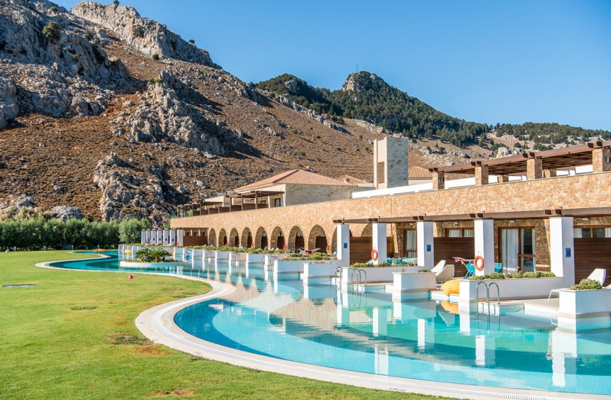 TUI Family Life Aegean Park by Atlantica on modernien perheiden lomaparatiisi. Täällä asutaan lähes ilmastoneutraalisti ja ruoka on mahdollisimman lähellä tuotettua. Vesipedot viihtyvät varmasti, sillä hotellilla on oma vesipuisto ja useita erilaisia uima-allasalueita. Hotellin ympäri kiemurtelevat allasketjut mahdollistavat pulahtamisen uimaan suoraan monista huoneista.