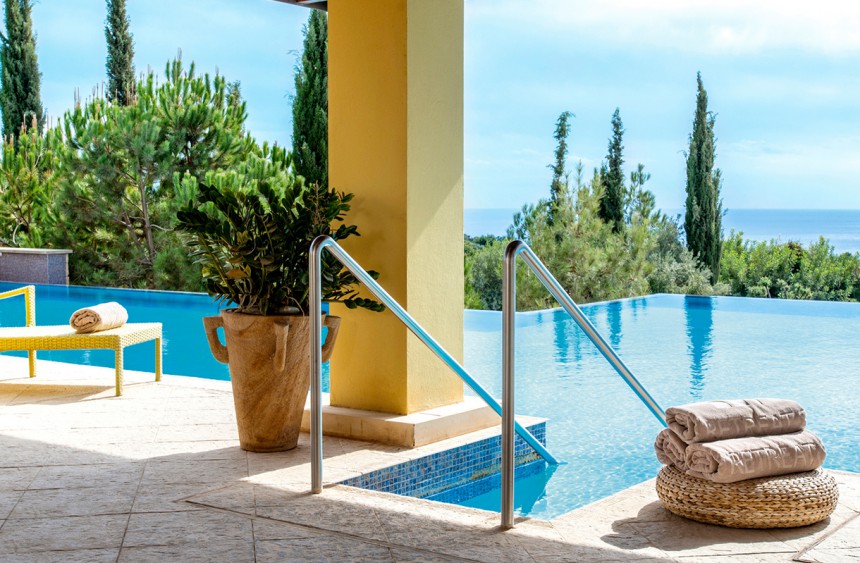 Tyylikäs TUI Sensatori Resort Aphrodite Hills sijaitsee mäellä, 18-reikäisen golfkentän vieressä. Viitsisikö tältä terassilta edes lähteä koko loman aikana minnekään?