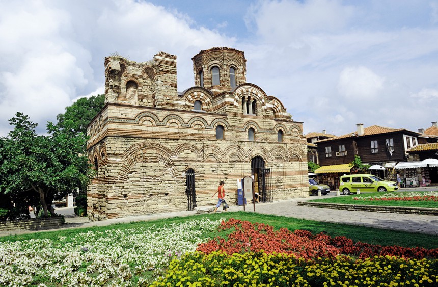 Nessebarin keskiaikainen kaupunki on päässyt Unescon maailmanperintölistalle. Se on tunnelmallisine kujineen ehdoton päiväretkikohde.