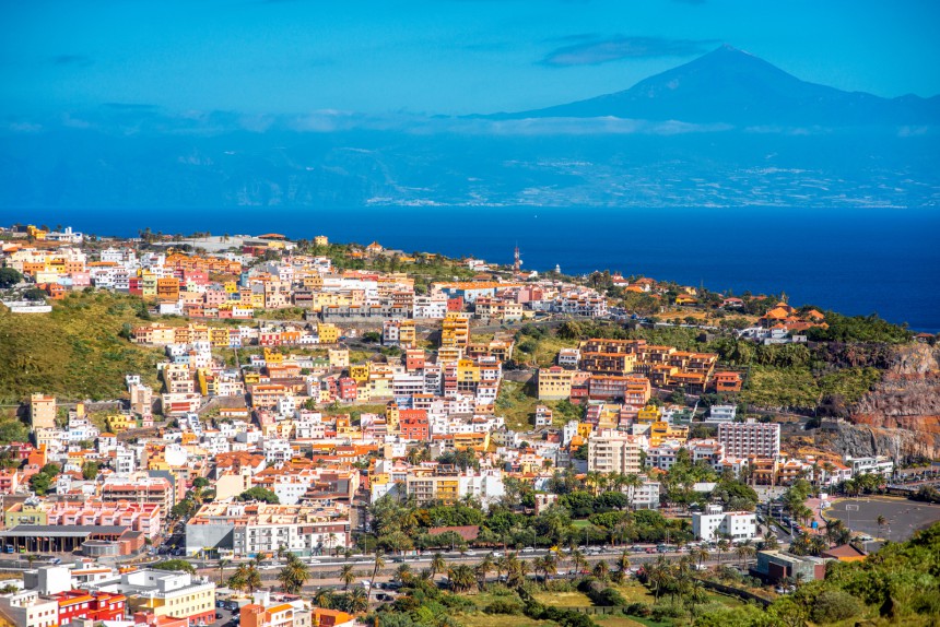 La Gomeran saaren pääkaupunki on San Sebastian. Taustalla näkyy Teneriffa, jonka silhuettia hallitsee Teide-tulivuori.