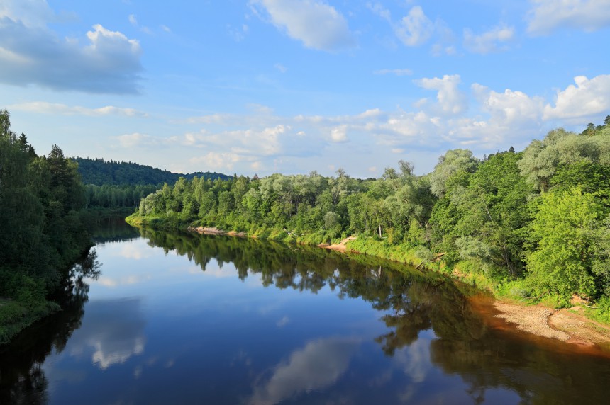 Gaujan kansallispuisto sijaitsee puolentoista tunnin ajomatkan päässä Riiasta koilliseen.