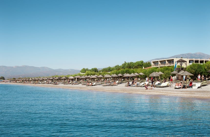 TUI Family Life Doryssa Seaside Resort sijaitsee Samoksella, aivan rannan äärellä, hieman Pythagorionin ulkopuolella.