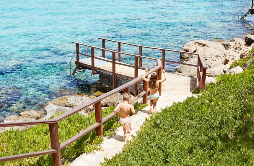 TUI Family Life Nausicaa Beach sijaitsee Kyproksella niemellä, jota ympäröi Välimeri kolmella sivulla. Hotellilla on kolme laituria, joista voi pulahtaa veteen.
