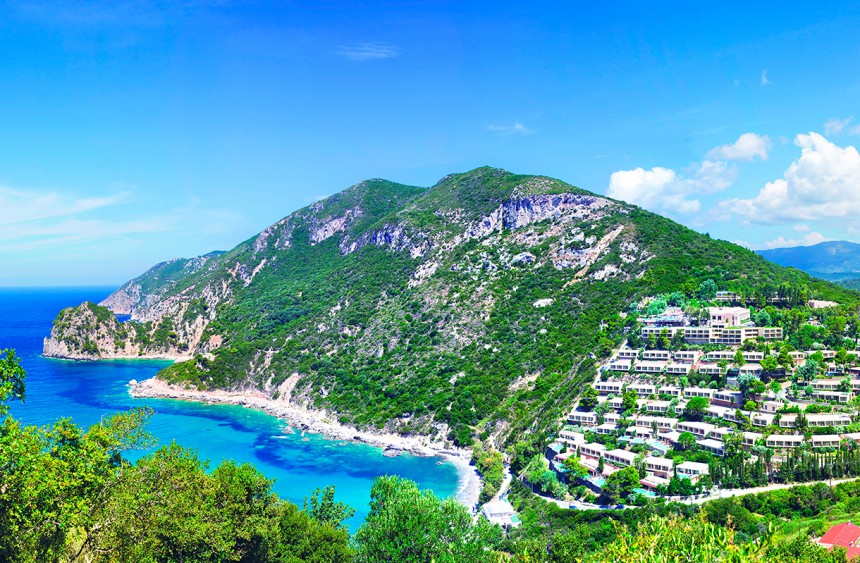 TUI Sensimar Grand Mediterraneo Resort & Spa by Atlantica sijaitsee vehreällä vuorenrinteellä, josta on upeat näköalat Joonianmerelle.