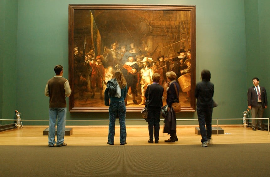 Rembrandtin tunnetuimpiin kuuluva Yövartio-maalaus on lähes 400-vuotisen olemassaolonsa aikana ollut ripustettuna, ja piilotettunakin, useaan eri paikkaan. Nykyään maalaus on yleisölle nähtävillä Amsterdamin Rijksmuseumissa.