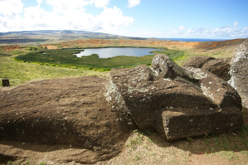 Muinainen Moai-patsas Pääsiäissaarella.