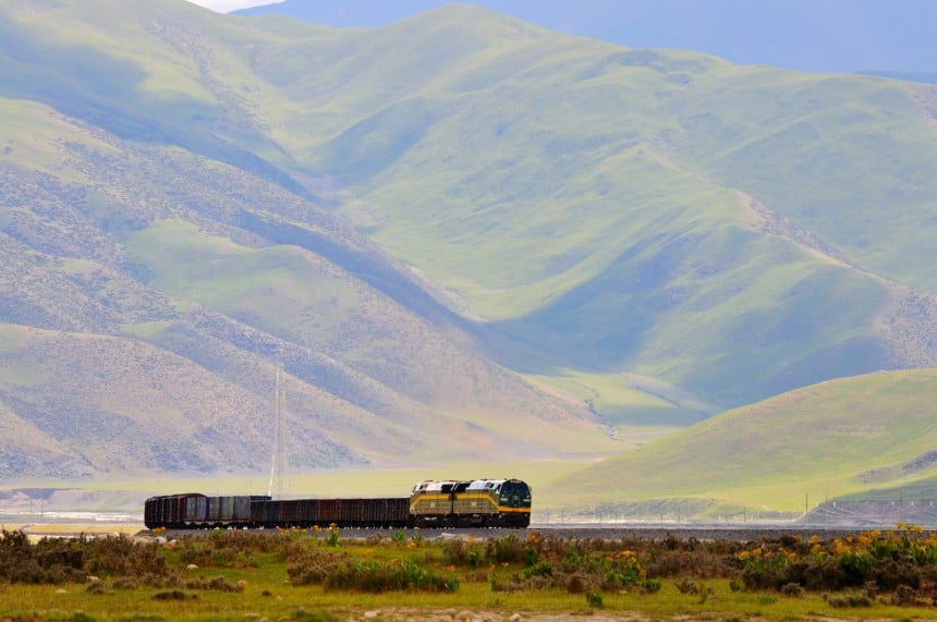 Qinghain ja Lhasan välinen rata kulkee jopa viiden kilometrin korkeudessa. Kuvassa rahtijuna Tiibetin vuoristossa. Kuva: © Fuyi | Dreamstime.com