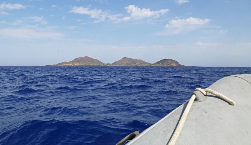 Saaren kolme tulivuorta erottuvat selvästi mereltä katsottuna