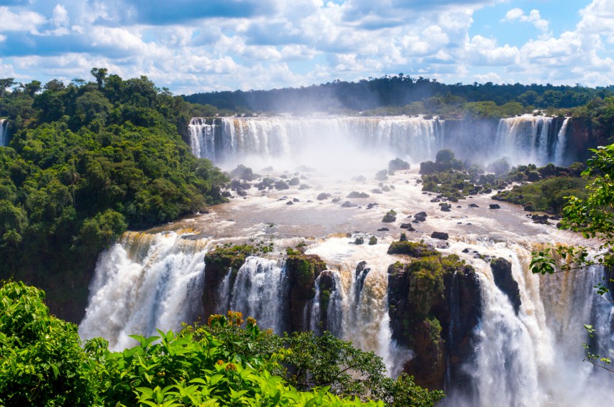 Argentiinan ja Brasilian rajalla pauhaava Iguassun vesiputous on leuat loksauttava nähtävyys. Kuva: © Maxsaf | Dreamstime.com