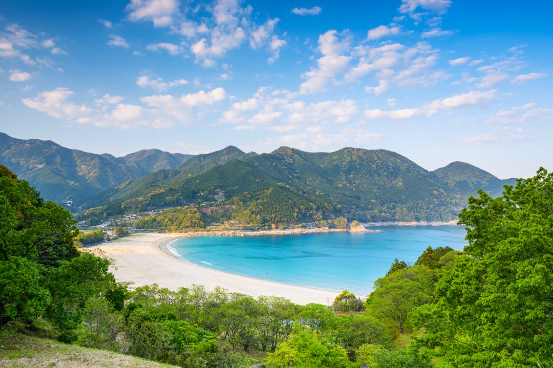 Japani ei ehkä ole ensimmäisenä mielessä rantalomaa suunnitellessa, mutta kertakaikkisen upeita rantoja sieltäkin löytyy! Kuva: Sean Pavone | Dreamstime.com