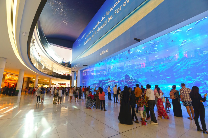 Jättimäisestä ostoskeskuksesta löytyy myös suuri akvaario. Kuva: © Tea | Dreamstime.com