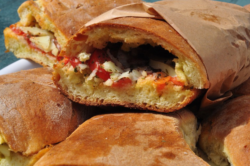 Pane cunzato on sisilialaisella juustolla, tomaateilla ja anjoviksilla täytetty voileipä. Helppoa ja herkullista katuruokaa! Kuva: © Roberto Maggioni | Dreamstime.com