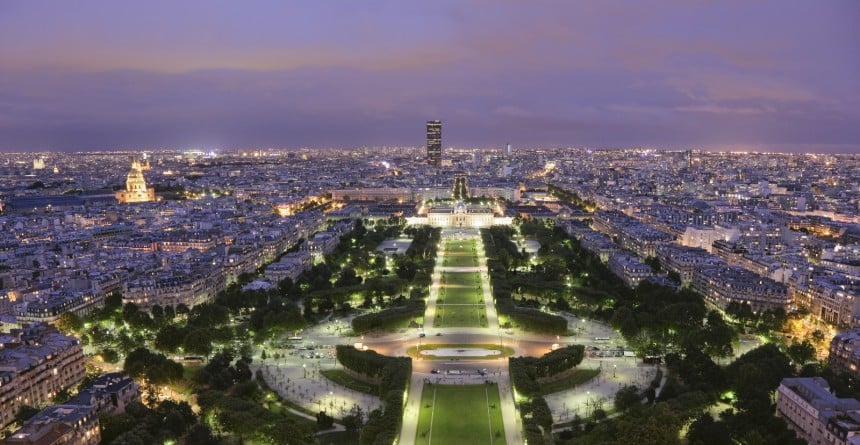 Parc du Champ de Mars sijaitsee Eiffel-tornin ja École Militairen, historiallisen sotilasakatemian, välissä.